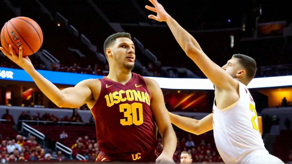 Баскетбольные команды USC Trojans и Arizona State Sun Devils встретятся в среду на Гавайях.