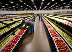 Американцы выстраиваются в очереди за едой на фоне правительственного кризиса