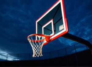 UMBC вырывает победу у Вагнера: сенсационный трехочковый Армстронга на последней секунде овертайма