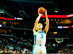 «Шарлотт» одержал победу над «Шоу» в напряженном баскетбольном матче