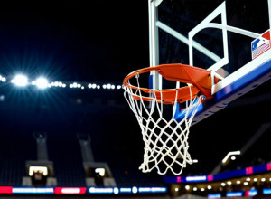 Луисвилл побеждает Цинциннати со счетом 74-64, Райан Конуэлл набирает 25 очков