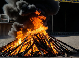 Президент Ирана приказал расследовать смерть мужчины после самосожжения из-за закрытия лавки