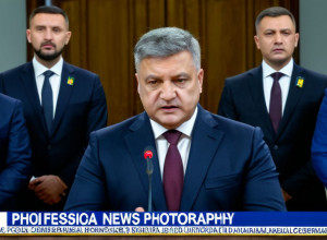 Политический кризис в стране X