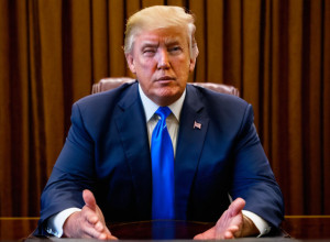 Инвестор Джеймс Фишбэк вступает в губернаторскую гонку во Флориде, бросая вызов ставленнику Трампа