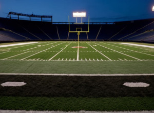 Джейден Дэниелс вернулся к тренировкам с "Коммандерс", но выход на поле против "Бронкос" маловероятен