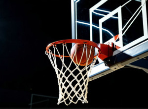 Пустая баскетбольная площадка с кинематографическим освещением