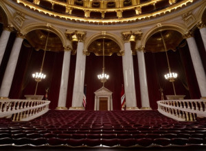 Сенатор Полин Хэнсон отстранена от парламента Австралии за ношение паранджи в знак протеста