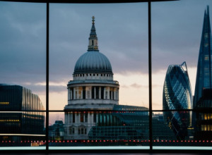 Британские финансовые рынки под давлением: отказ от повышения подоходного налога вызывает беспокойство