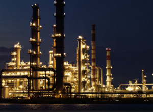 Великобритания временно смягчает санкции для болгарского НПЗ Лукойла