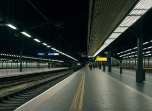 Полиция Парижа ранила вооруженного ножом мужчину на вокзале Монпарнас