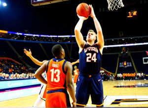 Баскетболисты «Вирджинии» разгромили «Куинс» со счетом 94:69 благодаря 21 очку Де Риддера