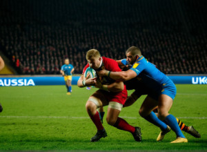 Историческая победа «Спрингбокс» над Уэльсом омрачена красной карточкой Этзебета