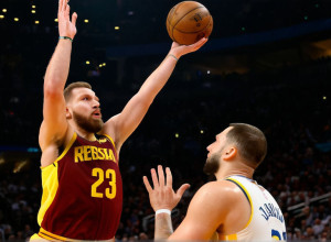 Шарлотт Хорнетс обыграли Торонто Рэпторс благодаря выдающейся игре Кена Кнюппела