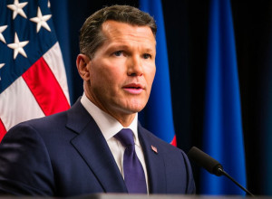 Пентагон расследует утечку секретных данных экс-министром обороны через Signal