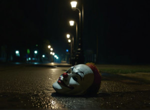 В Нью-Йорке осудили мужчину в маске клоуна, размахивавшего бензопилой