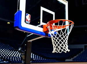 Лойола Мэриленд одержала победу над Коппин Стейт благодаря Адэру с 29 очками со скамейки