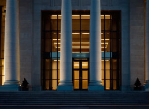 Член Национальной гвардии США в критическом состоянии после стрельбы в Вашингтоне: Губернатор Западной Вирджинии сообщает о положительных признаках