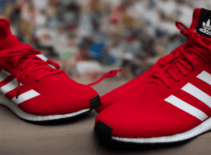 Adidas предупреждает: цены на кроссовки в США вырастут из-за тарифов Трампа
