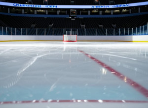 Фотореалистичное изображение пустого катка для хоккея с мячом, крупный план безупречной ледяной поверхности с едва уловимыми отражениями освещения арены.