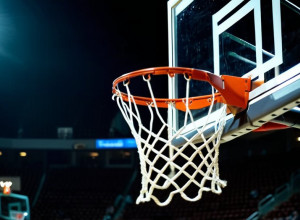 Баскетбольный матч: Charleston Southern против East Carolina после 29 очков Самлера