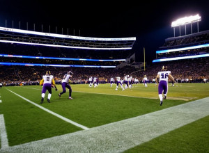 «Северо-Западный» побеждает «Миннесоту» в зрелищном матче на "Ригли Филд"