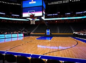 Победители: Костал Каролина разгромила Северную Дакоту со счетом 75-58 благодаря 31 очку Эй-Джея Дэнсиера