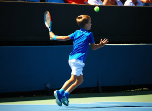Зейнеп Сонmez спасает ребенка с мячом во время победы в дебюте на Открытой Австралии