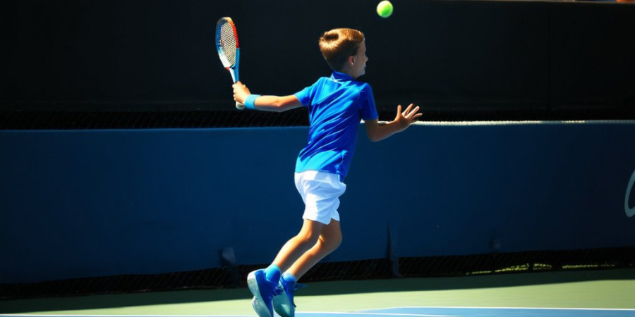 Зейнеп Сонmez спасает ребенка с мячом во время победы в дебюте на Открытой Австралии