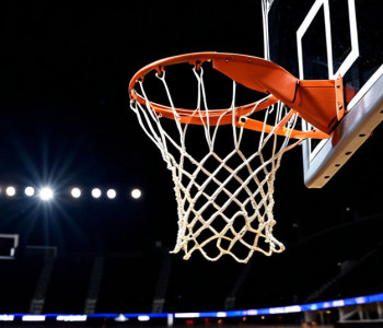 Флорида Гейторс обыграли Майами Харрикейнс, несмотря на проблемы с фолами