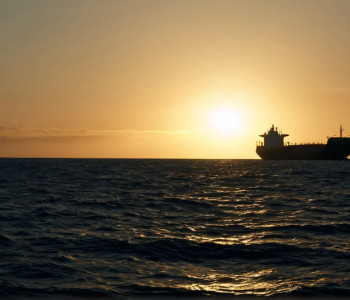 Регулятор ООН продвигает сбор за выбросы в морском судоходстве, несмотря на сопротивление Трампа