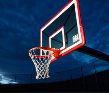 UMBC вырывает победу у Вагнера: сенсационный трехочковый Армстронга на последней секунде овертайма