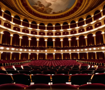 Исторический дебют: Паниз Фарьюсефи стала первой женщиной-дирижером Тегеранского симфонического оркестра