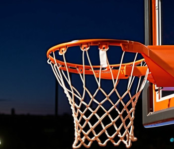 Расписание спортивных трансляций на 6 ноября: Студенческий баскетбол и НХЛ