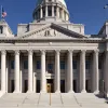 Верховный суд США временно разрешил администрации Трампа прекратить миграционную программу времен Байдена