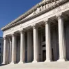 Верховный суд США оставил в силе временную блокировку использования закона XVIII века для депортации венесуэльцев