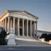 Администрация Трампа обратилась в Верховный суд США с просьбой заблокировать решение по массовым увольнениям