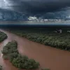 Число жертв наводнения в Техасе приближается к 90: спасатели ведут гонку со временем