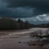 Мощное наводнение в Нью-Мексико: целый дом унесло потоком воды