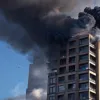 В Сантьяго пожарные спасли десятки людей из горящей высотки, эвакуировав некоторых вертолетом