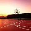 Пустая баскетбольная площадка с кольцом на закате, кинематографическое освещение, 8k, гиперреалистично.